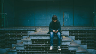 «Δεν είναι το τέλος του κόσμου»: Τι λένε έφηβοι και γονείς για το μπλόκο στα social media