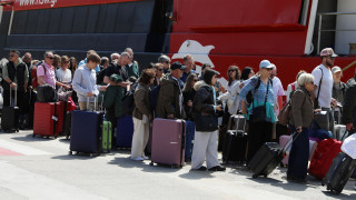 Σε εξέλιξη η έξοδος για το Πάσχα: Χιλιάδες στους δρόμους, κοσμοσυρροή σε λιμάνια και ΚΤΕΛ