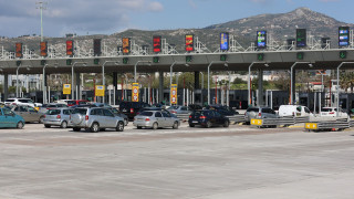 Αυξάνεται σταδιακά η κίνηση λόγω επιστροφής των εκδρομέων – Ουρές οχημάτων στα διόδια της Ελευσίνας