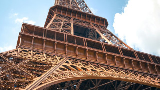 Στο «σφυρί» κομμάτι του Πύργου του Άιφελ - Μοναδικό ενθύμιο για... λίγους