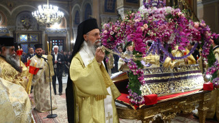Κλίμα κατάνυξης στην ακολουθία του Επιταφίου στη Μητρόπολη: Σε εξέλιξη η περιφορά σε όλη την Αθήνα