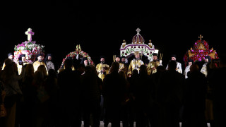 Οι πέντε Επιτάφιοι συναντήθηκαν στη Θεσσαλονίκη - Πλήθος πιστών στην πλατεία Αριστοτέλους