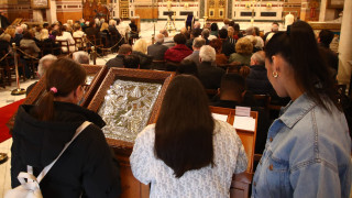 Μεγάλη Παρασκευή: Πλήθος πιστών στην Μητρόπολη Αθηνών για την Ακολουθία των «Μεγάλων Ωρών»