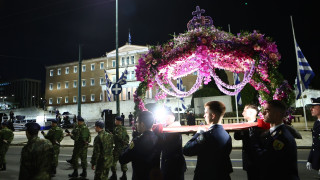 Κλίμα κατάνυξης στην ακολουθία του Επιταφίου στη Μητρόπολη: Πλήθος κόσμου στην περιφορά