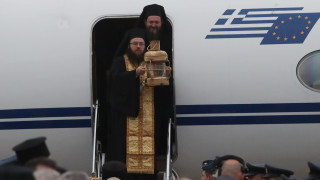 Έφτασε στην Αθήνα το Άγιο Φως - Με τιμές αρχηγού κράτους η υποδοχή στο «Ελ. Βενιζέλος»