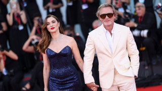 Άρωμα Χόλιγουντ στη Γλυφάδα: Ο Ντάνιελ Κρεγκ με τραγιάσκα στην περιφορά Επιταφίου