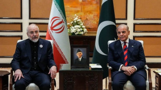 Σε κλίμα δυσπιστίας ξεκίνησαν οι συνομιλίες ΗΠΑ και Ιράν στο Ισλαμαμπάντ