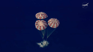 Επέστρεψαν στη Γη οι αστροναύτες μετά το ιστορικό ταξίδι στη Σελήνη