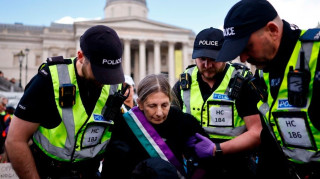 Λονδίνο: Πάνω από 200 συλλήψεις σε δράση της Palestine Action - «Σηκωτές» ηλικιωμένες διαδηλώτριες