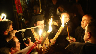 Εσβησε το κερί με το Άγιο Φως που κρατούσε ιερέας σε εκκλησία στην Εύβοια