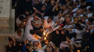 Τελετή αφής του Αγίου Φωτός: Ο συμβολισμός πίσω από τις 33 λαμπάδες που κρατά ο Πατριάρχης