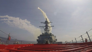 «Αλλάξτε πορεία, θα γίνετε στόχος»: Οι Φρουροί της Επανάστασης προειδοποιούν αμερικανικό πλοίο