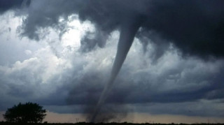 Εικόνες που κόβουν την ανάσα - Ανεμοστόβιλος «χτυπά» στις μεσοδυτικές ΗΠΑ