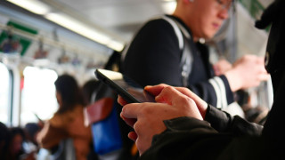 Οι μισοί Ευρωπαίοι παραδέχονται ότι «διαβάζουν» την οθόνη του κινητού αγνώστων σε δημόσιους χώρους