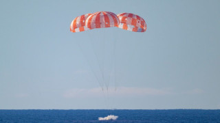 Artemis II: Η στιγμή που δύτες ανοίγουν την κάψουλα Orion με τους τέσσερις αστροναύτες