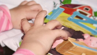 Πότε ανοίγει η πλατφόρμα για τις «Νταντάδες της Γειτονιάς»: Ποιοι δικαιούνται 500 ευρώ