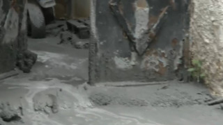 Κυψέλη: Υγρό που θυμίζει τσιμέντο αναβλύζει από αυλή εγκαταλελειμμένου κτηρίου - Δείτε βίντεο