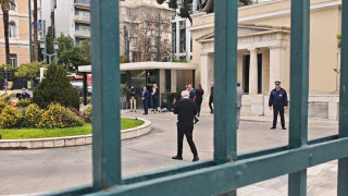 Καθιστική διαμαρτυρία στο προαύλιο της Βουλής σε ένδειξη στήριξης για τα προσφυγικά στην Αλεξάνδρας