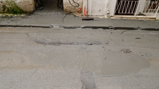 Αθηναϊκός σχιστόλιθος το υλικό που αναβλύζει από αυλή εγκαταλελειμμένου κτηρίου στην Κυψέλη