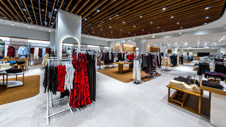 Ο Όμιλος Φάις επανατοποθετεί δυναμικά την MANGO στο River West με ένα πλήρως ανανεωμένο κατάστημα