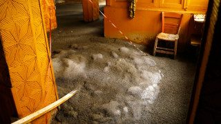 Κυψέλη: Υγρό που θυμίζει τσιμέντο αναβλύζει από αυλή εγκαταλελειμμένου κτηρίου - Δείτε βίντεο