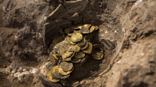 Ανακάλυψη του αιώνα: Θησαυρός με κελτικά νομίσματα και χρυσό εντοπίστηκε σε χωράφι της Τσεχίας