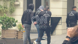 Θρίλερ με τη νεκρή γυναίκα στο κέντρο της Αθήνας: Η στιγμή της προσαγωγής του άνδρα-Τι λέει μάρτυρας