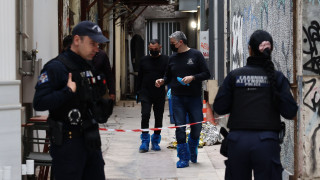 Το σπασμένο τζάμι του παραθύρου της πολυκατοικίας από όπου βρέθηκε στο κενό η 30χρονη - Τα σενάρια