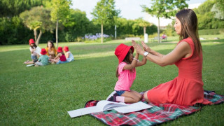 «Νταντάδες της γειτονιάς»: Πότε ανοίγει το πρόγραμμα και ποιοι δικαιούνται 500 ευρώ