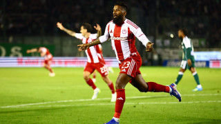 Ο Ολυμπιακός κέρδισε τον Παναθηναϊκό στη Λεωφόρο με 2-0 και παραμένει στο κυνήτι του τίτλου