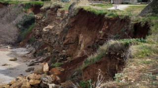 Θεσσαλονίκη: Υποχώρησε το έδαφος στην Τούμπα - Ζημιές σε σταθμευμένα οχήματα