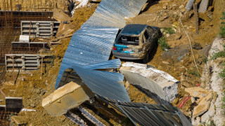 Κατάρρευση τοιχίου στη Θεσσαλονίκη: Βίντεο από τη στιγμή που Ι.Χ πέφτει στο κενό - Μία σύλληψη