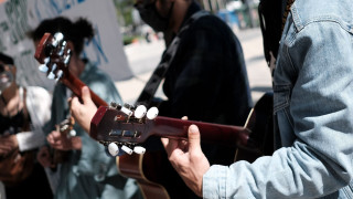 Πρόστιμο σε μουσικούς του δρόμου στη Θεσσαλονίκη - Ενοχλούν τα μεγάφωνα απαντά ο δήμος