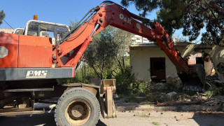 Κατεδαφίστηκαν δύο αυθαίρετα κτίσματα στο ρέμα της Πικροδάφνης, στο Παλαιό Φάληρο