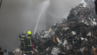 Θεσσαλονίκη: Μάχη για την κατάσβεση της φωτιάς στην εταιρεία ανακύκλωσης - Καίγονται πλαστικά