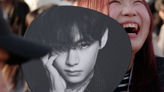 Στο στόχαστρο ο δημιουργός των BTS: Γιατί οι αρχές θέλουν τη σύλληψη του Μπανγκ Σι-χιούκ