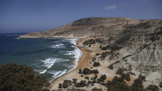 ΜΑΤ στη Γαύδο κατεδάφισαν αυτοσχέδιες καλύβες κατασκηνωτών - Βίντεο από την «επιχείρηση»