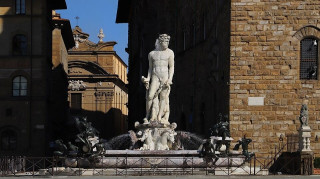 Φλωρεντία: Τουρίστρια αποδέχτηκε challenge και κατέστρεψε το ιστορικό σιντριβάνι του Ποσειδώνα 