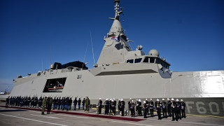 Live η κοινή επίσκεψη Μητσοτάκη και Μακρόν στη φρεγάτα «Κίμων»