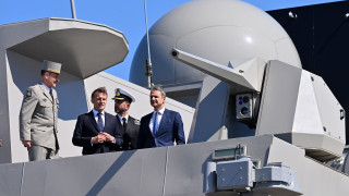 Μητσοτάκης και Μακρόν στη φρεγάτα «Κίμων»: Η επιθεώρηση και η θερμή υποδοχή