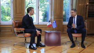 Μητσοτάκης και Μακρόν στο Μαξίμου: Θα υπογράψουν στρατηγικές συμφωνίες σε άμυνα και ασφάλεια