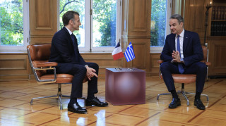Μητσοτάκης και Μακρόν στο Μαξίμου: Θα υπογράψουν στρατηγικές συμφωνίες σε άμυνα και ασφάλεια