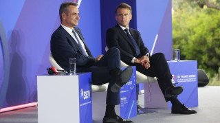 Μακρόν προς Μητσοτάκη: «Η Ελλάδα είναι πρότυπο οικονομικής προόδου»