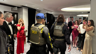 Πυροβολισμοί στο δείπνο των ανταποκριτών του Λευκού Οίκου: Ομόφωνη η καταδίκη των ξένων ηγετών