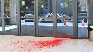 Εικόνες από τις ζημιές στο Διοικητικό Εφετείο Αθηνών μετά την επίθεση με βαριοπούλες και μπογιές