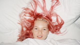 Tate Britain: Έκθεση για τα 90's επαναφέρει την τέχνη και τη μόδα της δεκαετίας που άλλαξε τον κόσμο