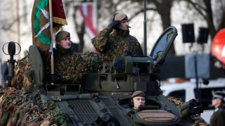 Τεθωρακισμένα στην Ουκρανία στέλνει η Λετονία: «Θα σας στηρίζουμε όσο χρειαστεί»