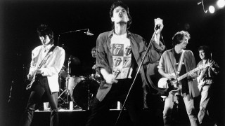 Rolling Stones: Η νέα βιογραφία που αποκαλύπτει πώς η μουσική έσωζε πάντα το συγκρότημα