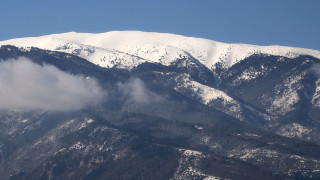 Ο χιονισμένος Όλυμπος από το διάστημα: Δορυφορική εικόνα καταγράφει τις λευκές βουνοκορφές
