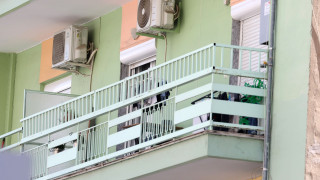 Θεσσαλονίκη: Αστυνομικοί απομάκρυναν τον φοιτητή που πετούσε αντικείμενα από το μπαλκόνι του